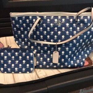 Like new coach purse nice size and great condition